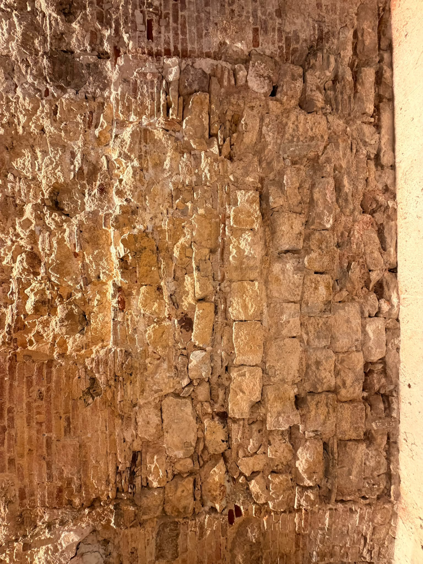 Pared de piedra original del local en el Barrio Gótico