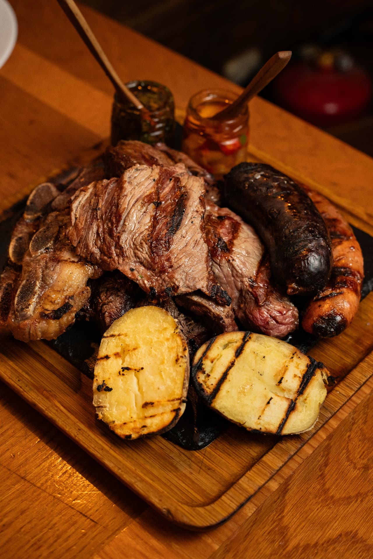 Tabla de carnes a la brasa con patata asada