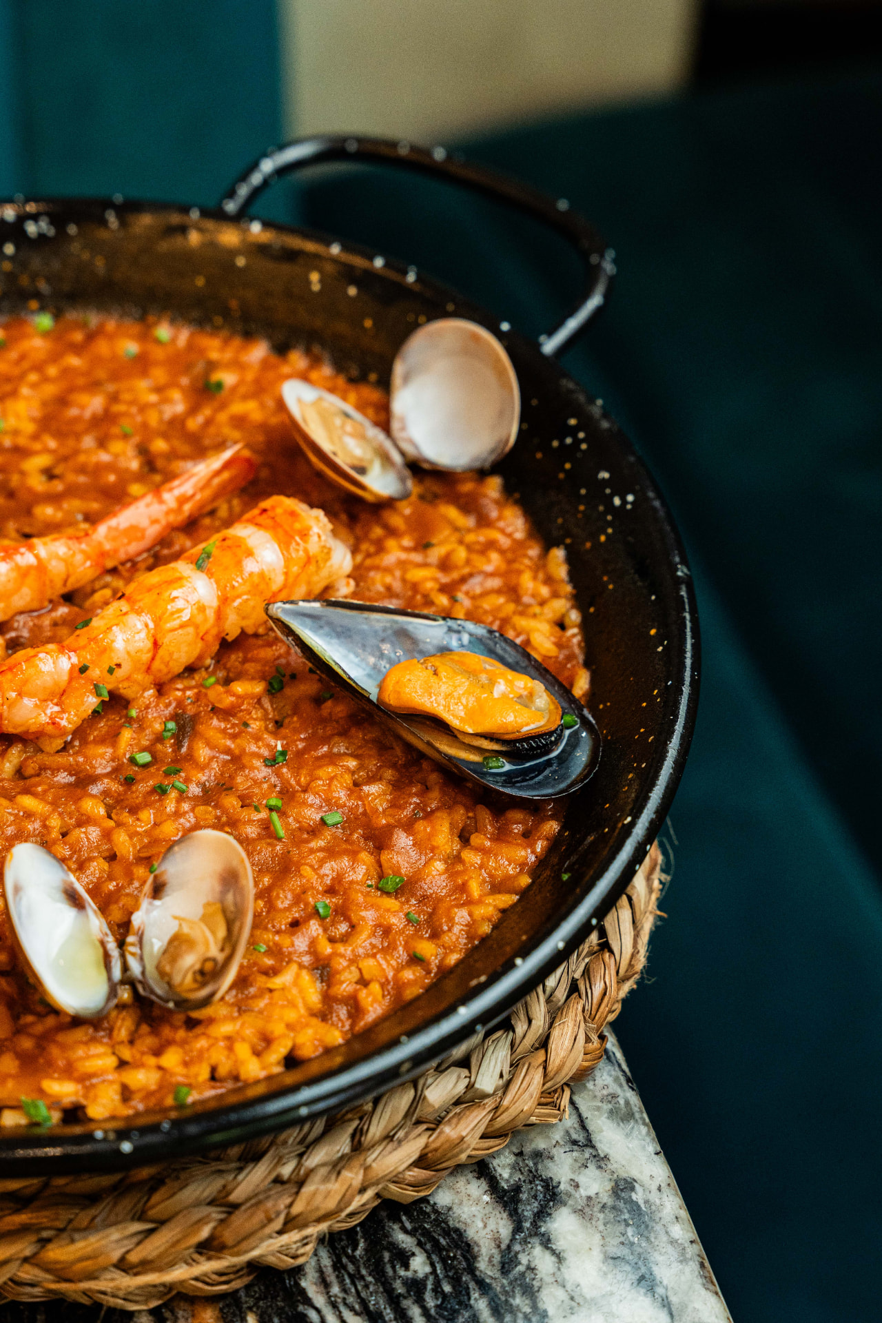 Arroz caldoso con marisco y gambas en paella