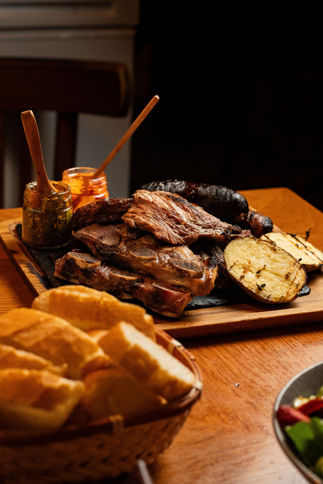 Parrillada de costilla, entraña y butifarra negra sobre tabla