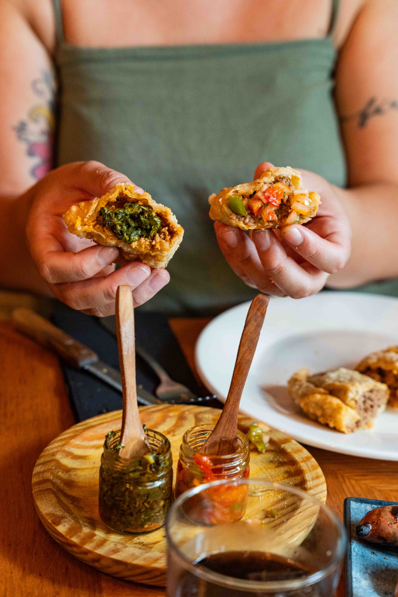 Empanadas de carne partidas con chimichurri
